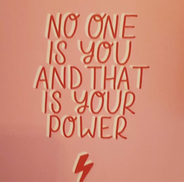 Photo d’une carte sur laquelle on peut lire No one is you and that is your power (« Tu es unique, et c’est là ta force »).